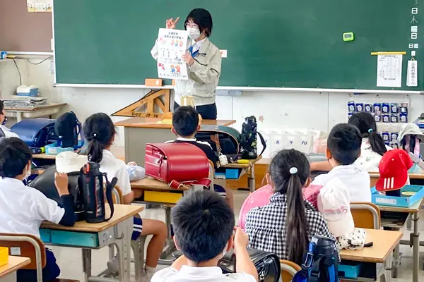 近隣小学校での交通安全啓発活動